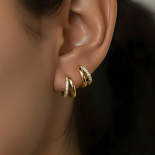 CELINE doble øredobber i gull med steiner – Huggie hoops i 18k gullbelagt sølv