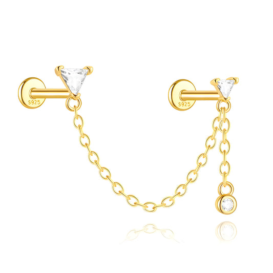 Flatback øredobb i gullbelagt sølv med to triangel-studs (4×4 mm og 3×3 mm) koblet med kjede og liten rund hvit zirkon.