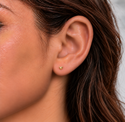 Cartilage piercing i medisinsk titan av implantatkvalitet, med nikkelfri flatback-design.