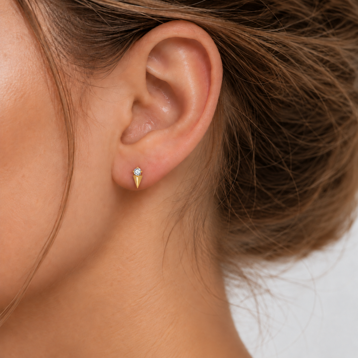 Minimalistisk flat piercing med flatback i medisinsk titan, egnet til sensitive ører.