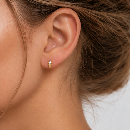 Minimalistisk flat piercing med flatback i medisinsk titan, egnet til sensitive ører.