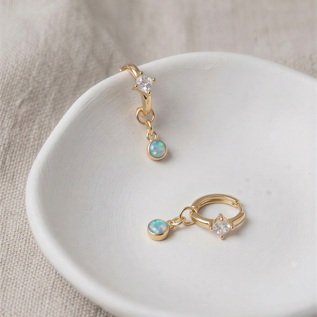 14K Gullbelagt Sølv Øreringer med Blå Opal & Hvit Stein – Hoop Øredobber (Par)