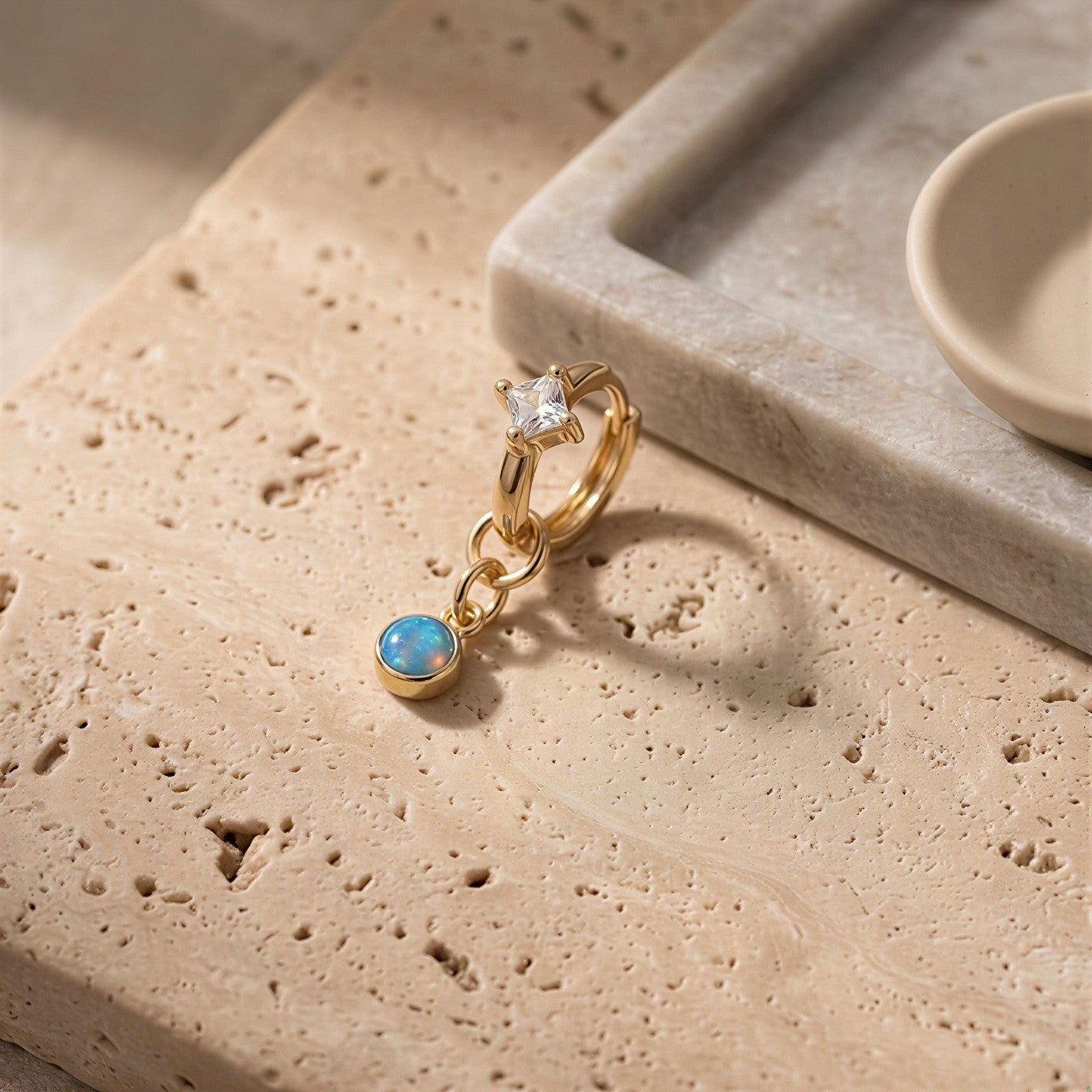 14K Gullbelagt Sølv Øreringer med Blå Opal & Hvit Stein – Hoop Øredobber (Par)