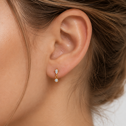 Flatback piercing i medisinsk titan, egnet til helix og tragus med riktig størrelse og passform.
