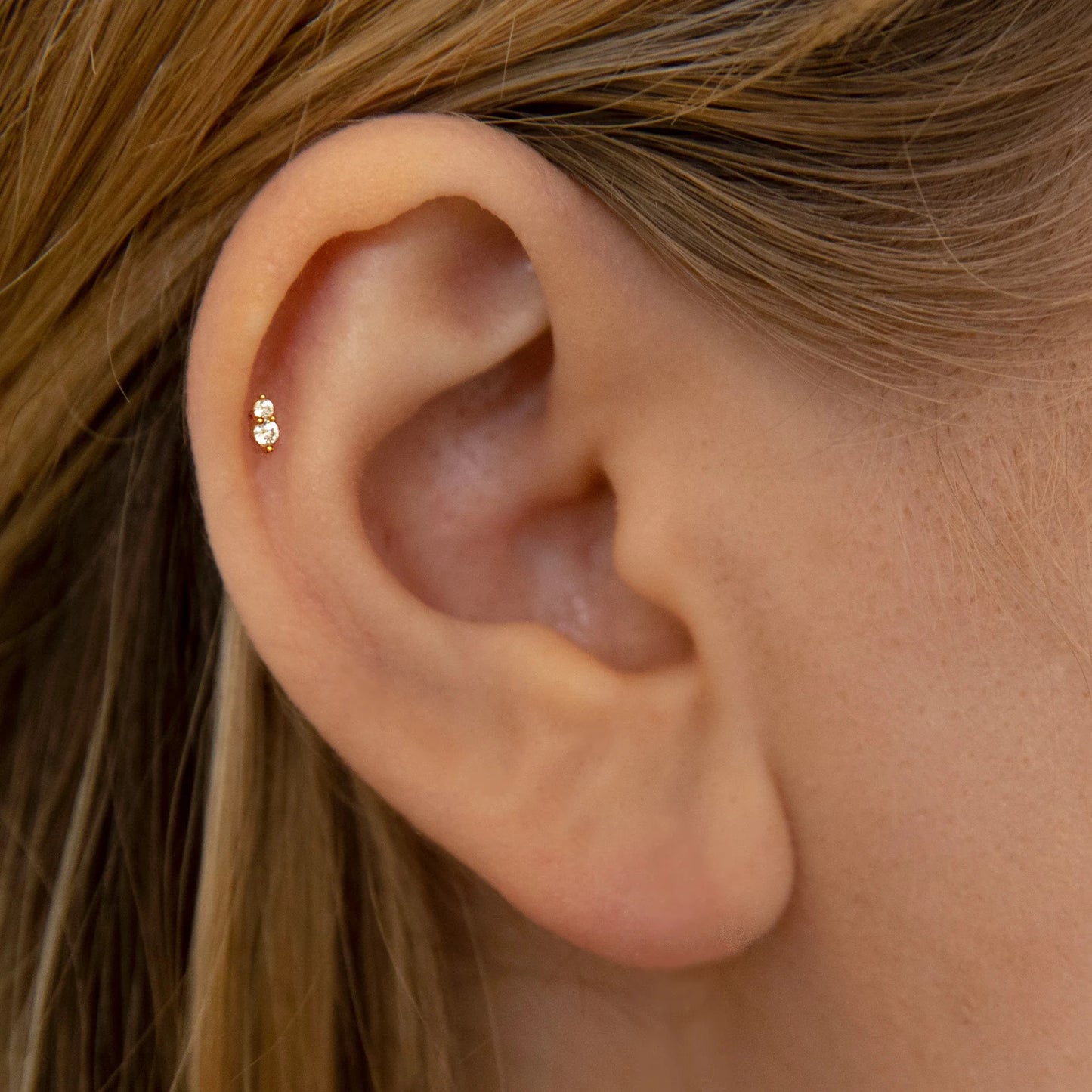Flatback Stud i Gull – 2 Hvite Steiner, Helix & Tragus Piercing