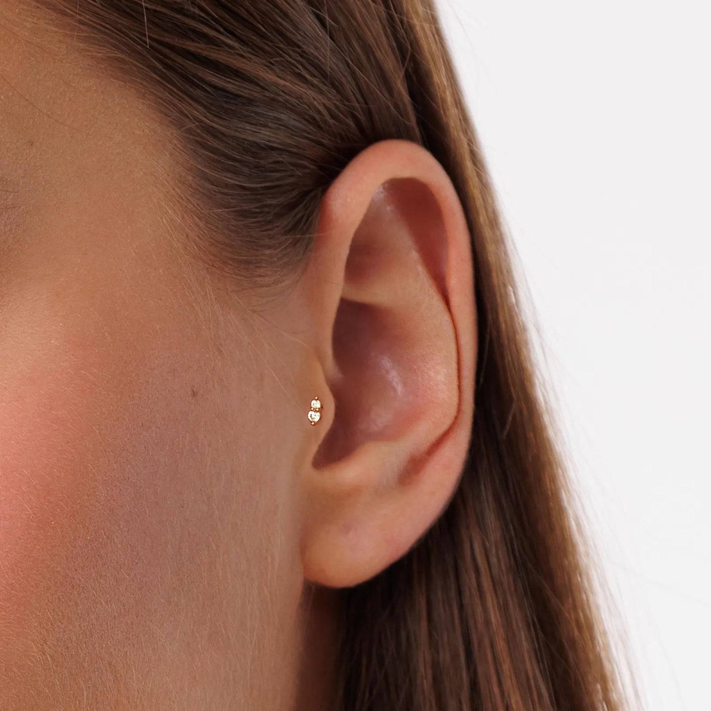 Flatback Stud i Gull – 2 Hvite Steiner, Helix & Tragus Piercing