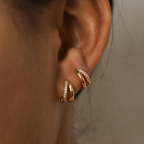  Nærbilde av CELINE 18K gullbelagte hoops med delikate steiner, som fremhever det elegante designet og sikker lås.