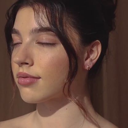 CELIN Doble Huggie Hoops med Steiner – 14K Gullbelagte Øredobber - Øreringer (Par)