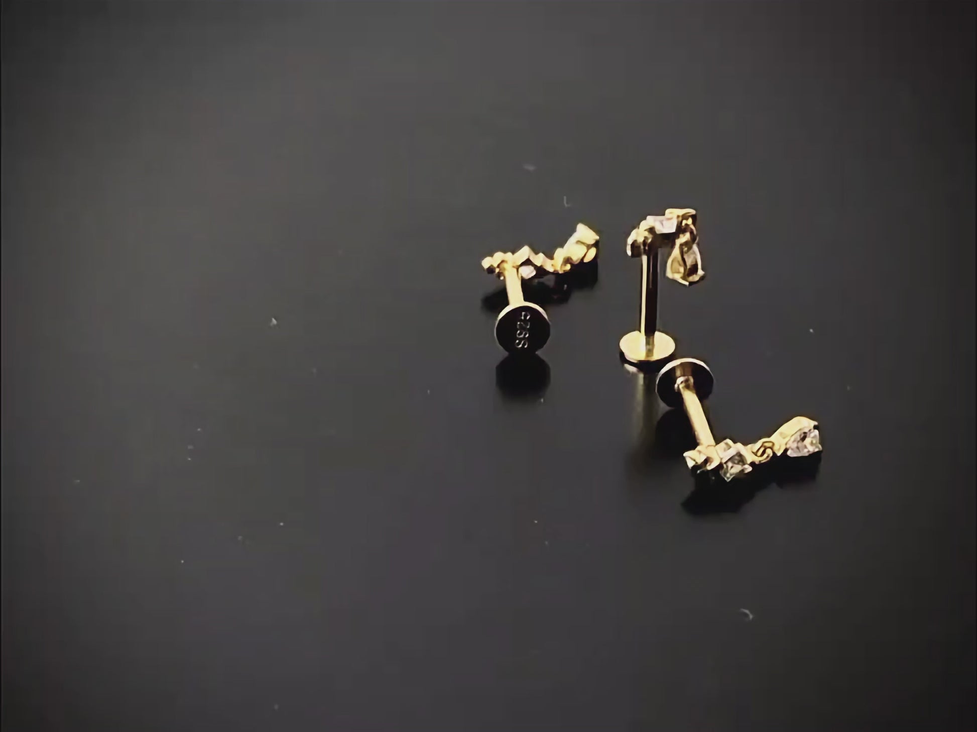 Øredobber med skru bakdel