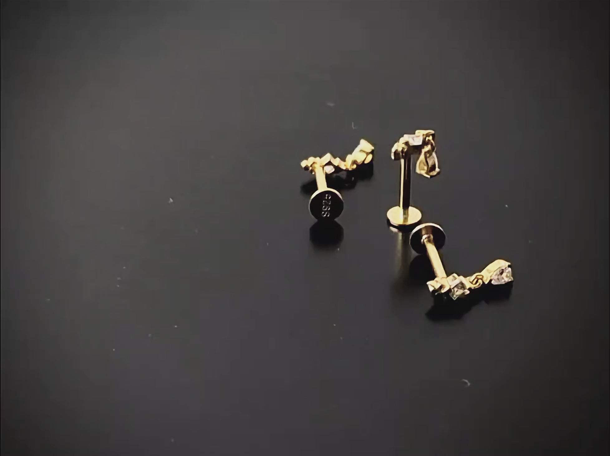 Øredobber med skru bakdel